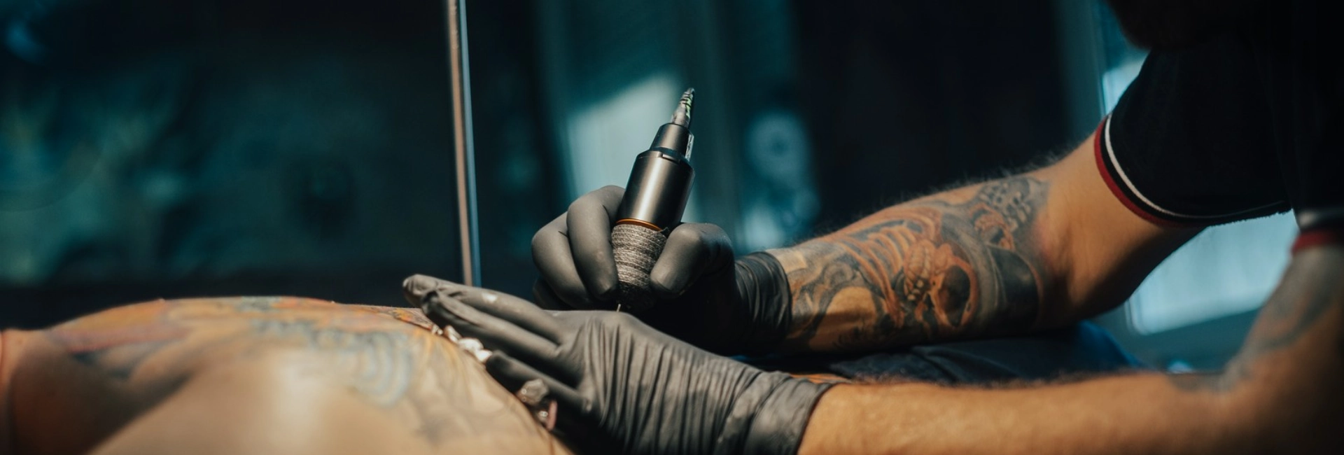 mężczyzna tatuuje plecy